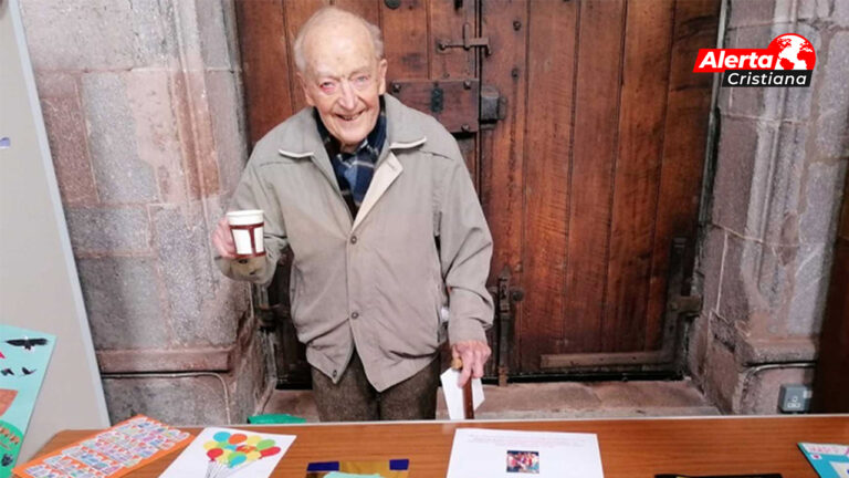 Anciano de 104 años sigue sirviendo a Dios