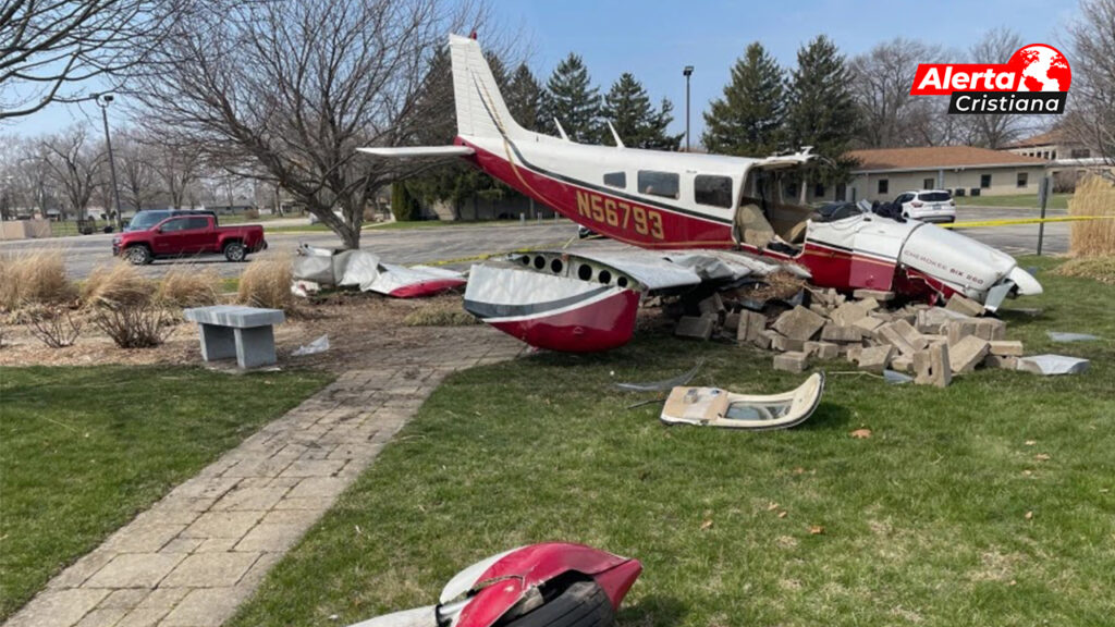 Avioneta cae en una iglesia