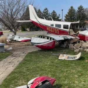 Avioneta cae en una iglesia