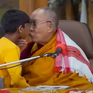 El_Dalai_Lama_pide_disculpas_por_besar_a_un_niño_y_pedirle_que_le