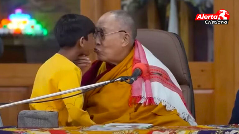 El_Dalai_Lama_pide_disculpas_por_besar_a_un_niño_y_pedirle_que_le
