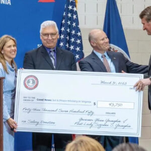 El_gobernador_de_Virginia,_Glenn_Youngkin_dona_$43,725_a_una_organización