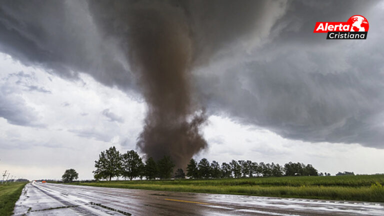 Familia sobrevive a un tornado en EEUU tras clamar a Dios