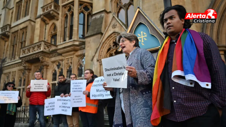 Iglesia_de_Inglaterra_pide_que_obispos_dejen_de_bendecir_a_parejas