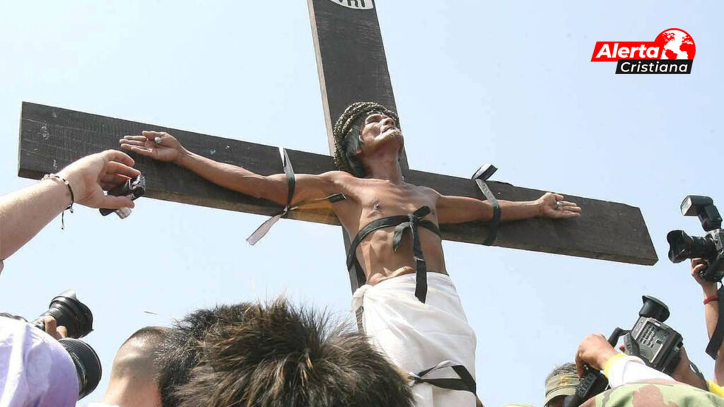 personas crucificadas