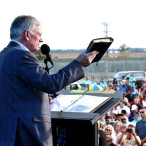 Más de 9000 personas acudieron a la prédica de Franklin Graham a pesar de la lluvia