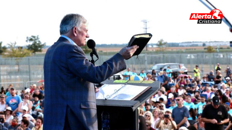 Más de 9000 personas acudieron a la prédica de Franklin Graham a pesar de la lluvia