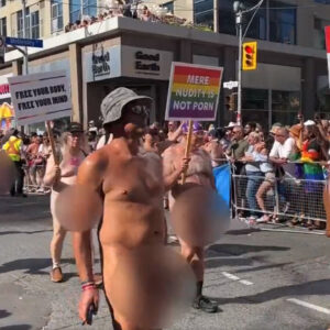 Hombres desfilan desnudos en marcha del Orgullo Gay frente a niños