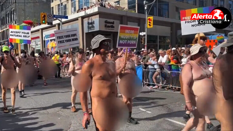 Hombres desfilan desnudos en marcha del Orgullo Gay frente a niños