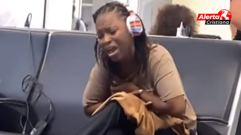 Mujer se hizo viral después de alabar a Dios en un aeropuerto