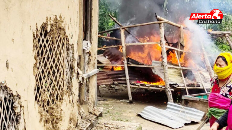 Una Turba enfurecida quema la casa de uno de los presuntos violadores de dos cristianas