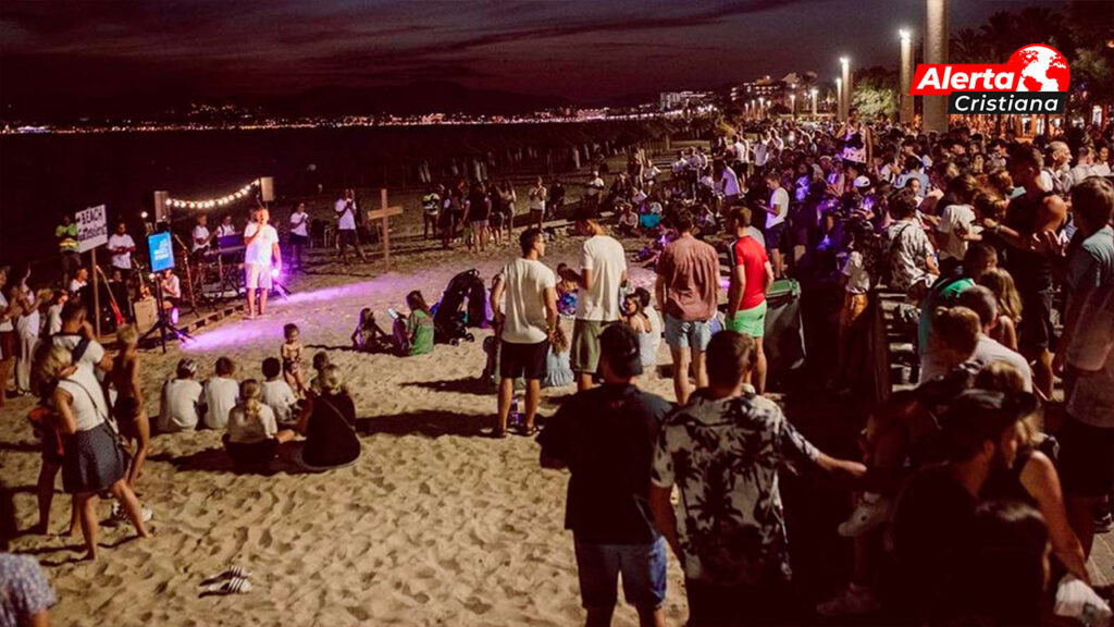 250 jóvenes asisten a servicios en una playa de España «hay un gran interés en Dios»