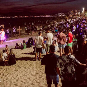 250 jóvenes asisten a servicios en una playa de España «hay un gran interés en Dios»