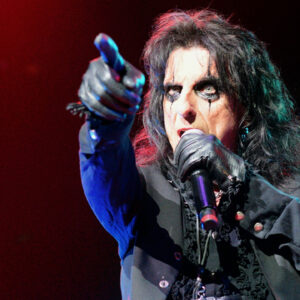 Alice Cooper perdió su auspicio de Vampyre Cosmetics por no apoyar las operaciones de niños trans