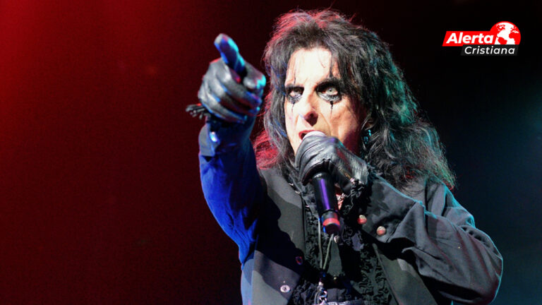 Alice Cooper perdió su auspicio de Vampyre Cosmetics por no apoyar las operaciones de niños trans