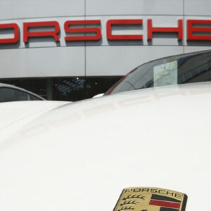 La_marca_de_lujo_Porsche_es_criticada_por_quitar_una_estatua_de