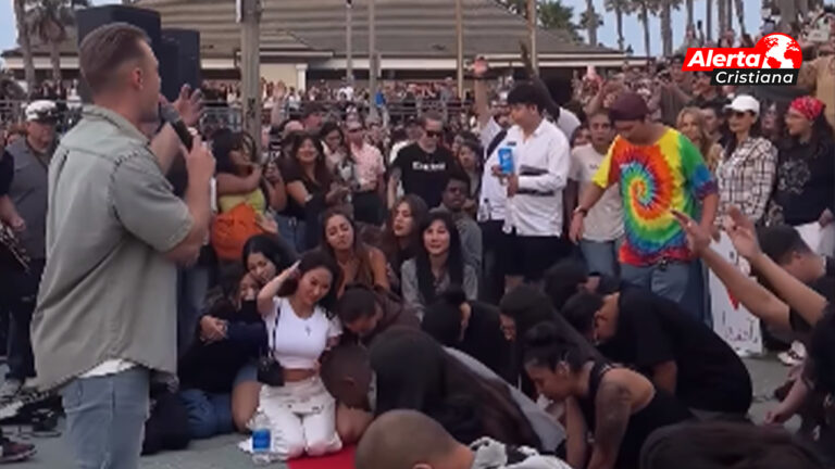 Milagros fueron recibidos en una playa de California luego de que miles de personas se reunieran para adorar