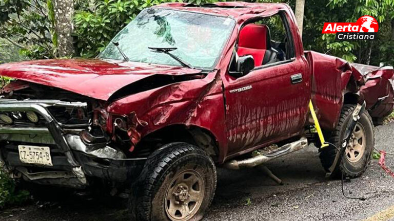 Una camioneta que trasladaba a varios feligreses cayó por un barranco matando a 8 de ellos