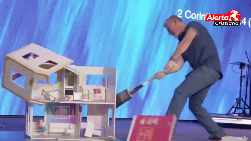 Video de pastor destruyendo la casa de Barbie con un Bate Es cosa del Diablo