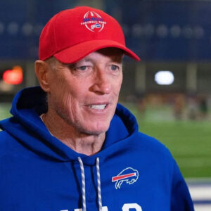 El_famoso_jugador_de_la_NFL_Jim_Kelly_hizo_pública_su_fe_y_se_bautizó