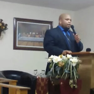 En Estados Unidos un pastor fue acusado de robo y de abuso sexual