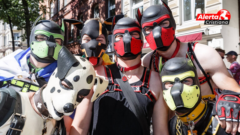 En_Alemania_un_grupo_de_personas_que_se_identifican_como_perros