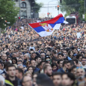 En_Serbia_miles_de_personas_llenaron_las_calles_para_marchar_a_favor