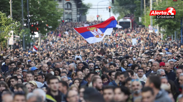 En_Serbia_miles_de_personas_llenaron_las_calles_para_marchar_a_favor