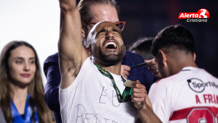 Lucas_Moura_repitió_el_gesto_de_Kaká_en_una_celebración_Pertenezco
