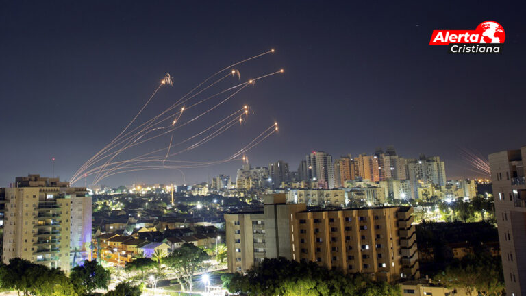 El que cree en Dios no tiene miedo cantan desde sus casas los habitantes de Israel