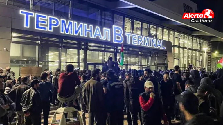 En_Rusia_una_turba_violenta_intenta_linchar_a_Judíos_de_un_vuelo