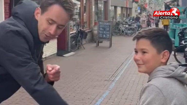 Niño_vuelve_a_caminar_luego_de_recibir_oración_en_un_evangelismo