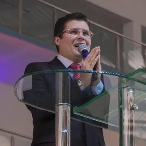Pastor_critica_la_feminización_de_lo_masculino_Se_supone_que_los