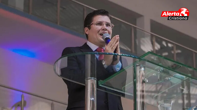 Pastor_critica_la_feminización_de_lo_masculino_Se_supone_que_los