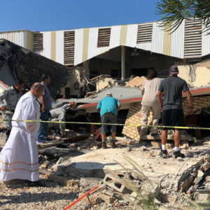 Se_derrumbó_el_techo_de_una_iglesia_durante_un_bautismo_donde_murieron