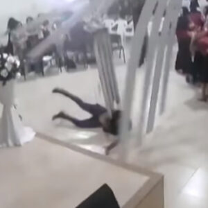 Un_hombre_cayó_del_techo_en_medio_de_un_servicio_y_asusta_a_los
