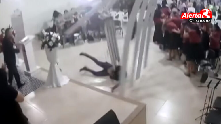 Un_hombre_cayó_del_techo_en_medio_de_un_servicio_y_asusta_a_los