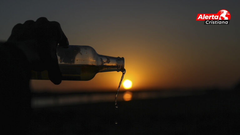 Una_cristiana_fue_bautizada_con_una_botella_de_agua_en_Asia_Central
