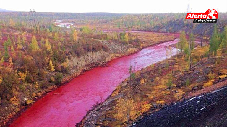 Como en los tiempos de Éxodo, el río Nilo se tiñe de rojo