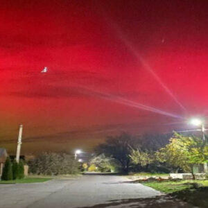 En_Rusia_captan_cielos_rojos_“apocalípticos”_y_la_gente_se_pregunta - copia