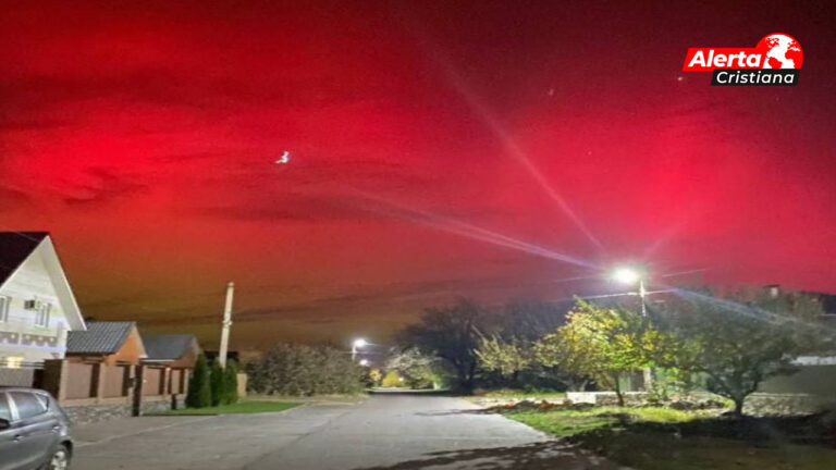 En_Rusia_captan_cielos_rojos_“apocalípticos”_y_la_gente_se_pregunta - copia