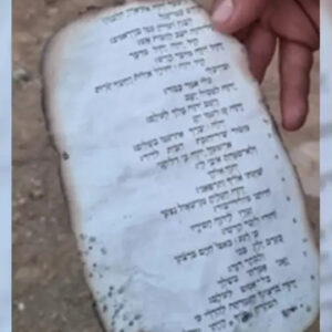 En_un_kibutz_quemado_por_Hamás_se_encontró_una_página_de_la_Biblia