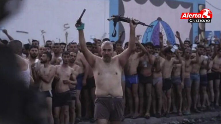 Docenas_de_terroristas_de_Hamás_se_están_rindiendo_y_entregándose