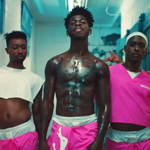 El rapero homosexual Lil Nas dijo haber entrado en “su era cristiana” y le advierten que no juegue con Dios