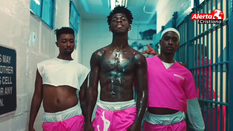 El rapero homosexual Lil Nas dijo haber entrado en “su era cristiana” y le advierten que no juegue con Dios