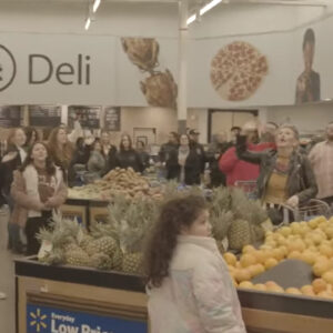 En Estados Unidos un supermercado estalla en adoración. “Se luz para el mundo allí donde estéis estas Navidades”