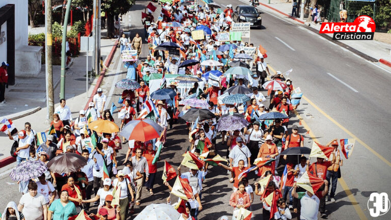 Miles de Mexicanos marchan para darle gracias a Dios por la paz