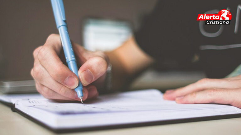 Un estudiante reprobó un examen por afirmar que solo las mujeres pueden quedar embarazadas