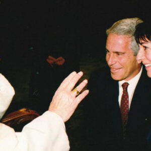 El Papa Juan Pablo II se ve involucrado con el criminal Jeffrey Epstein