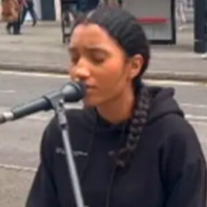 En las calles de Londres la policía atacó a mujer cristiana por cantar alabanzas